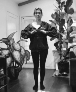 Junge Frau in Qi Gong Haltung